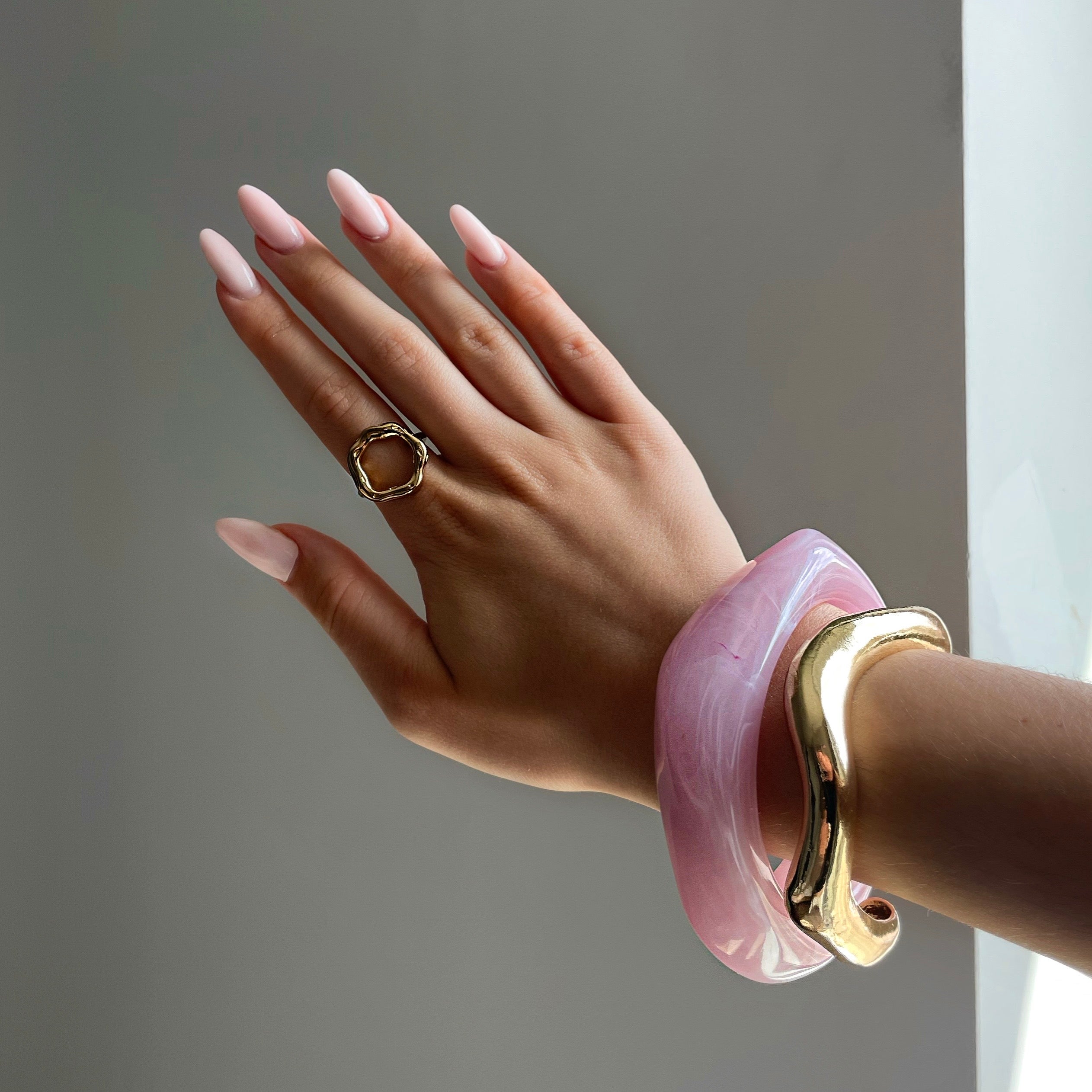 Elegant Open Gold Bracelet – Stylish Accent for Your Look