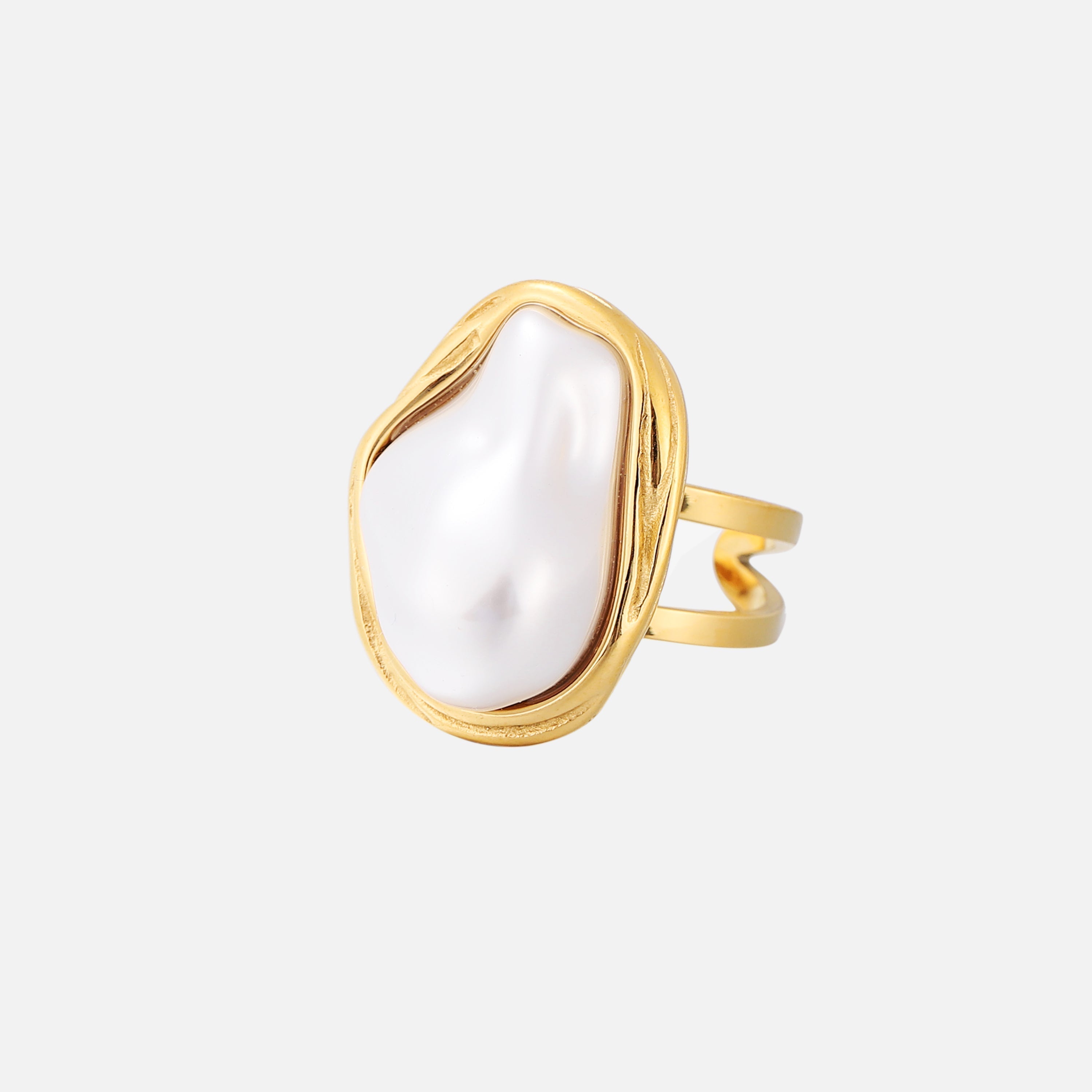 Golden ring with irregular pearl – Organic & elegant