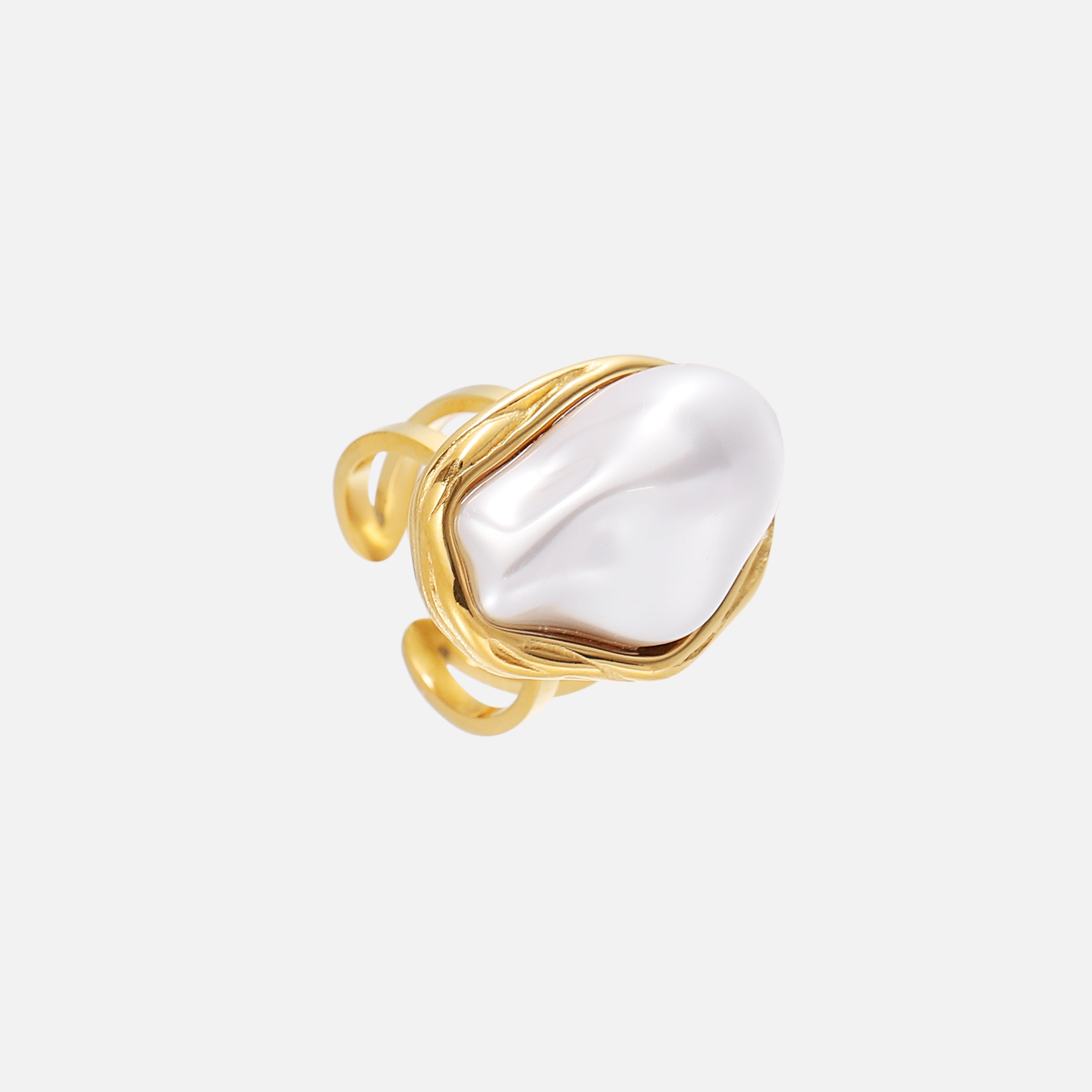 Golden ring with irregular pearl – Organic & elegant