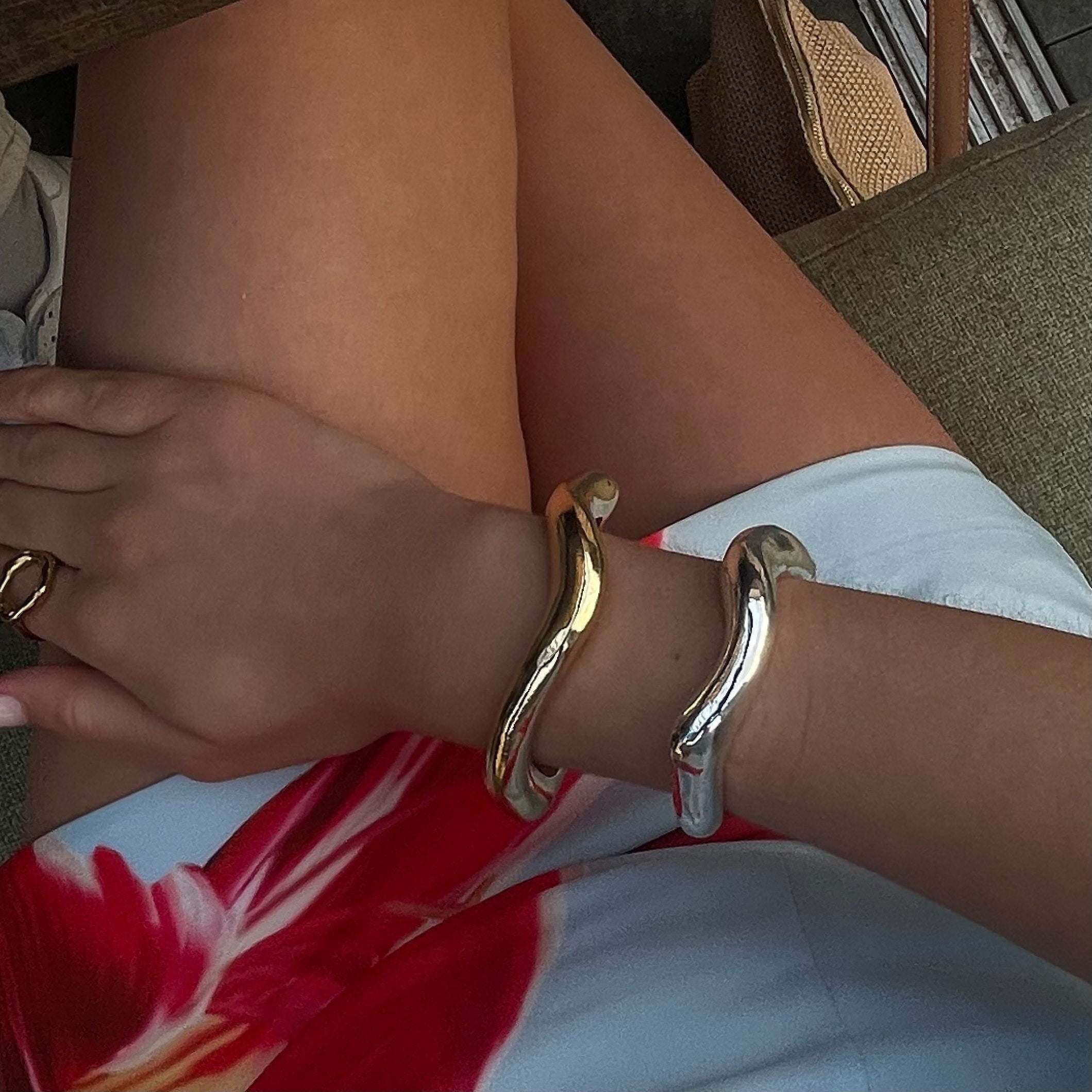 Elegant Open Gold Bracelet – Stylish Accent for Your Look