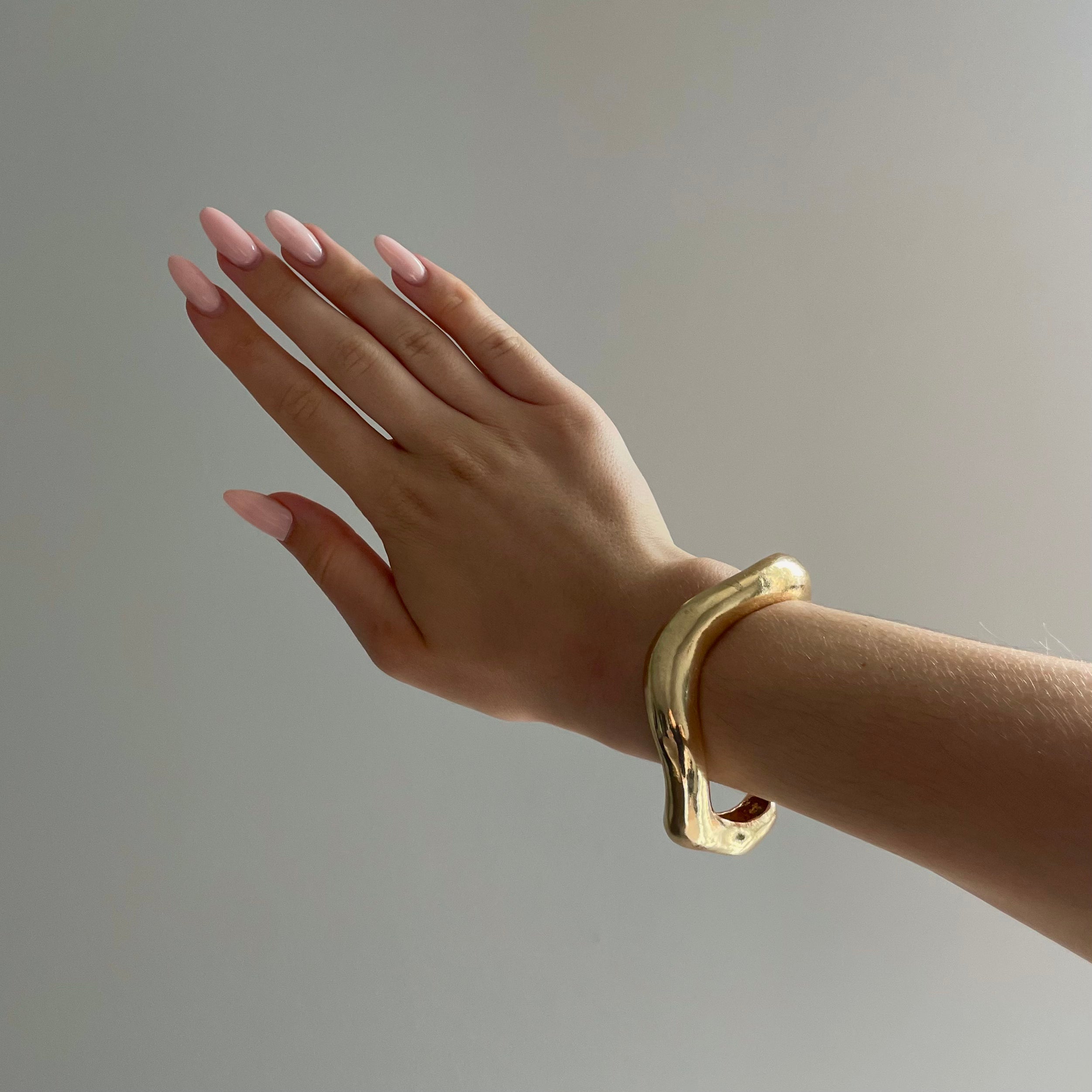 Elegant Open Gold Bracelet – Stylish Accent for Your Look