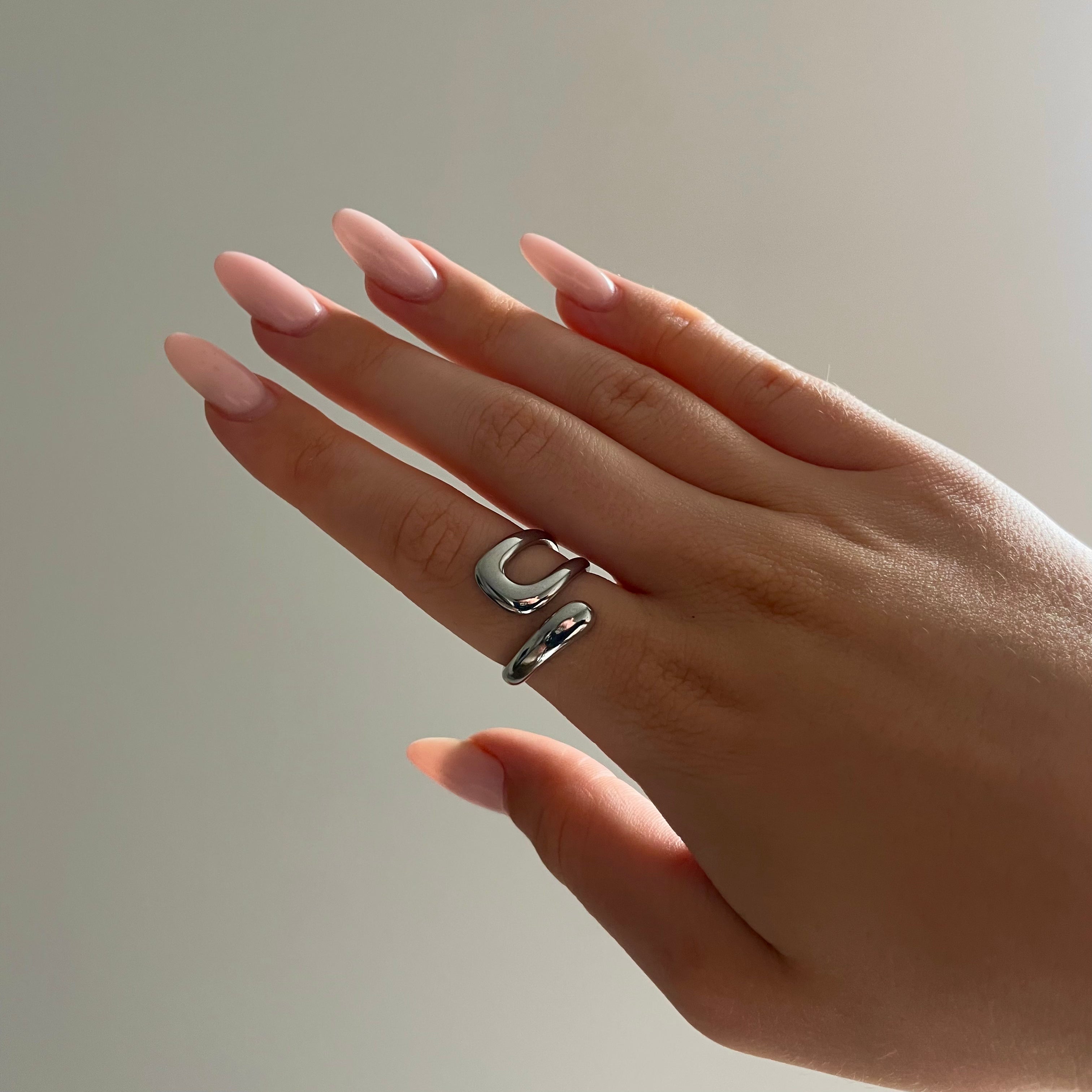 Sculptural Silver Ring – Modern Design for Timeless Elegance