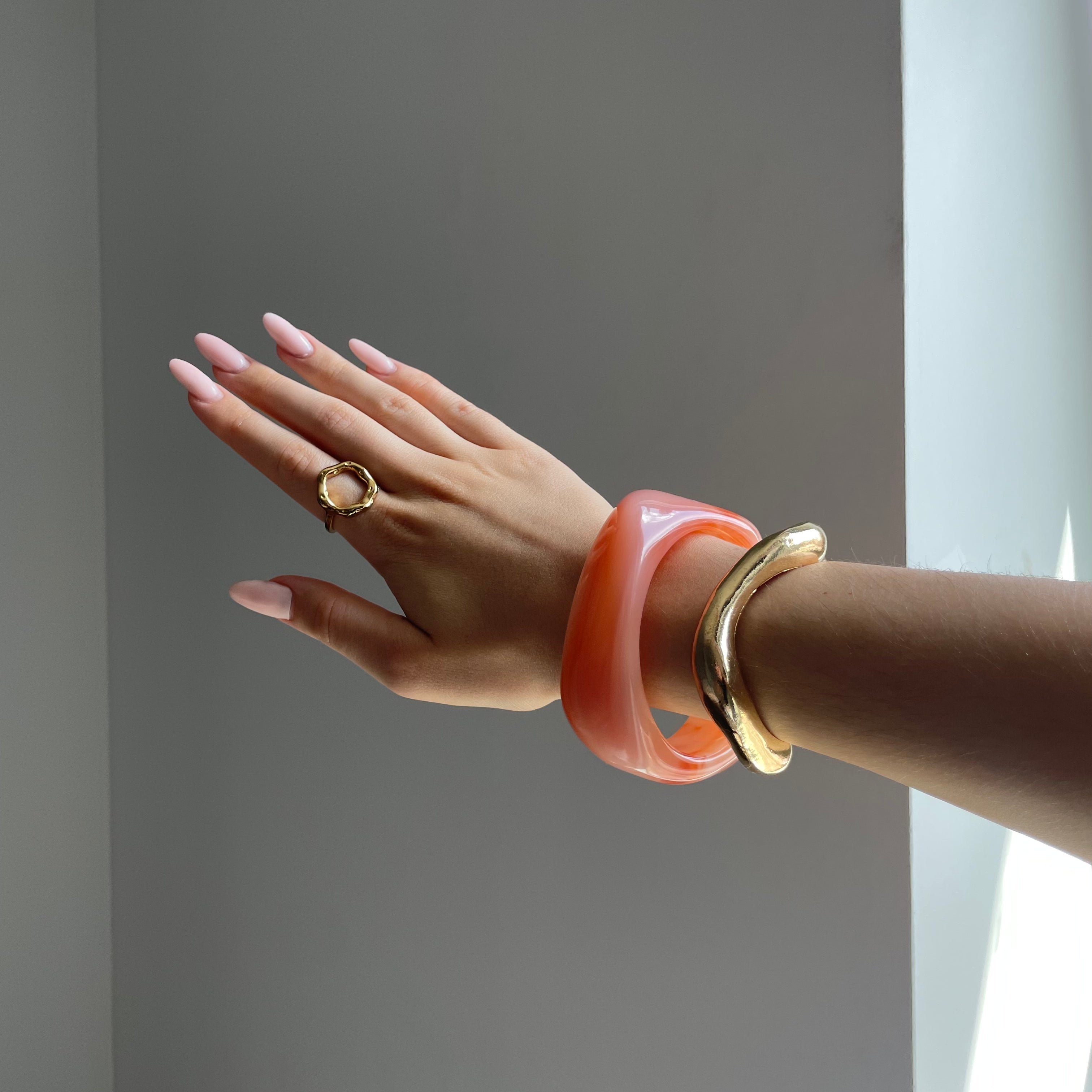 Gold Bracelet in Orange – A Stylish Accent for Modern Looks
